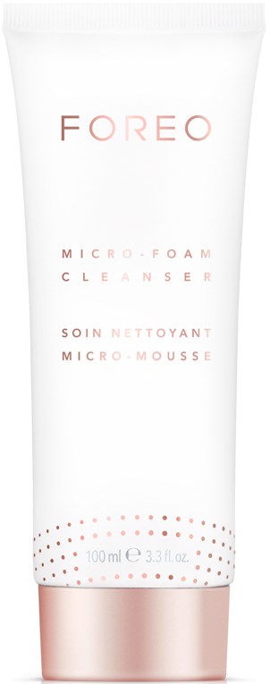 En vit tub med FOREO Micro-Foam Cleanser med rosa text och designaccenter, innehåller 100 ml.