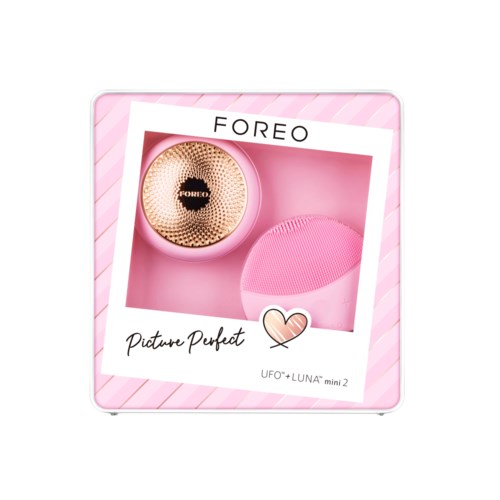 En rosa box innehåller två sminksvampar med guld- och rosa design, märkt 'Foreo' och 'Picture Perfect' med ett hjärta.