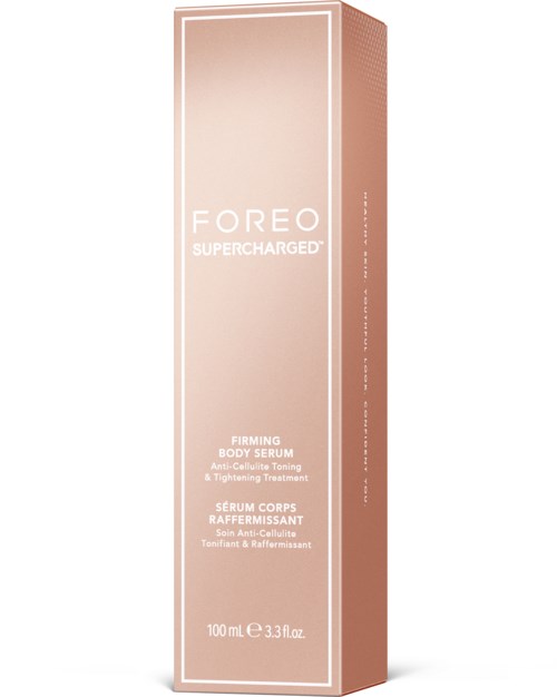 En hög, ljusrosa låda med vitt text som annonserar Foreo Supercharged kroppsserb.