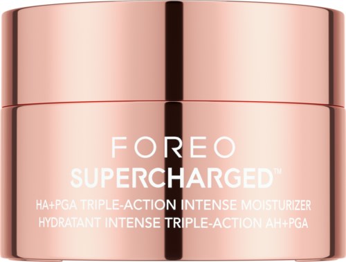 Ett rosa, glänsande glas av FOREO Supercharged ansiktskräm med vitt text och en svart vertikal linje i mitten.