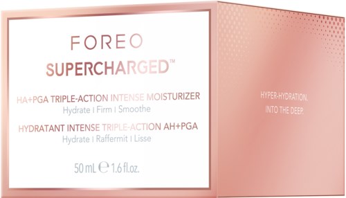 En rosa förpackning med hudvårdsprodukt märkt 'FOREO SUPERCHARGED' för hydrering och återfuktning.