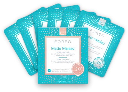 Sieben blaue Pakete von FOREO Matte Maniac Gesichtsmasken sind aufgefächert mit weißen und rosa Etiketten, mit einer 2.0 Markierung.