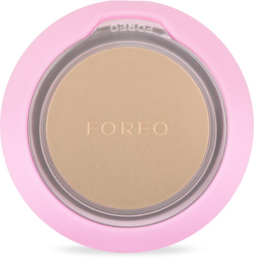 Ett runt sminkkompakt med rosa ytterhölje och beige puder inuti märkt 'FOREO'.