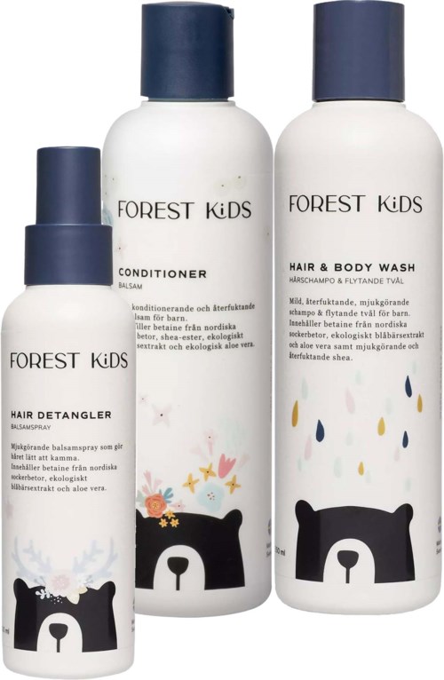Tre hvite flasker med blå lokket som er merket Forest Kids hår- og kroppspleieprodukter, med en bjørneillustrasjon.
