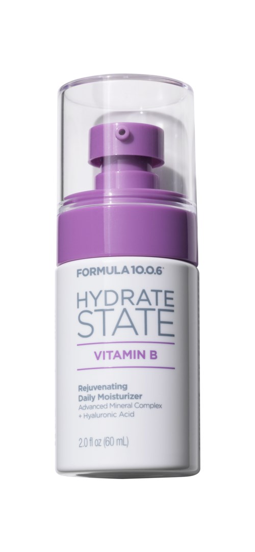En lilla og hvit flaske med Hydrate State Vitamin B daglig fuktighetskrem med pumpe.