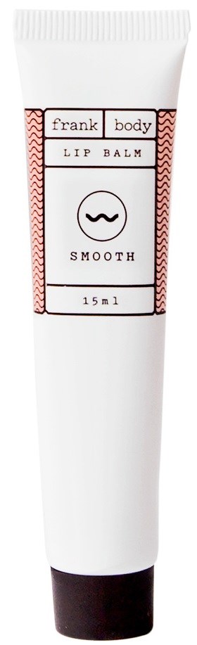Een witte tube met Frank Body Lip Balm, zegt 'Smooth', bevat 15 ml. Eenvoudig ontwerp met zwarte dop.
