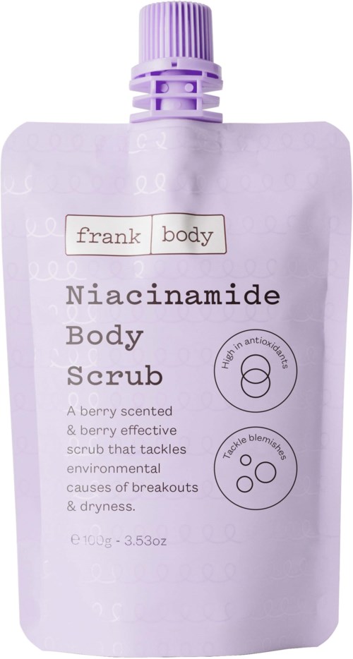 En vit mjuk påse med lila lock, märkt som Niacinamide Body Scrub, beskriver den som doftande av bär och effektiv.