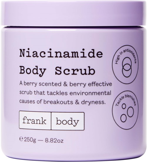 En lila behållare med Niacinamide Body Scrub som bekämpar torr hud och finnar, med bärdoft, 250 gram.