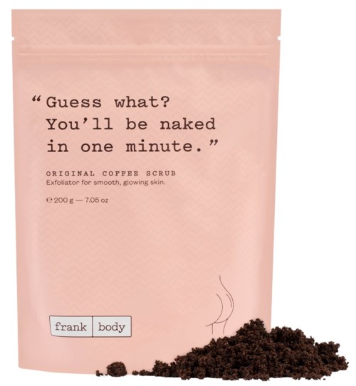 Hellrosa Packung für Kaffeescrub mit einem Zitat über Nacktheit in einer Minute. Enthält aromatisches Kaffeepulver.