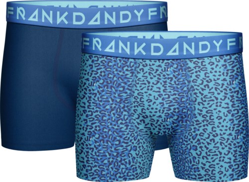 Två herrboxer, en enfärgad marinblå och en med blå leopardmönster, båda med blå midja och branding.