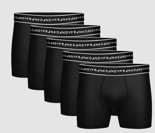 Fem par svarte boxershorts med hvite logoer på midjebåndene. Logoen sier "DANDY" gjentatte ganger.