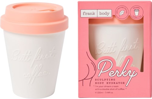 En rosa och vit kopp med lock, bredvid rosa förpackning för en kroppshudvårdsgrädde som heter Perky.