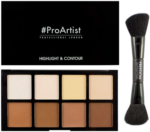 Sminkpalett med rougefärger, en svart borste och svart box märkt #ProArtist Highlight & Contour.