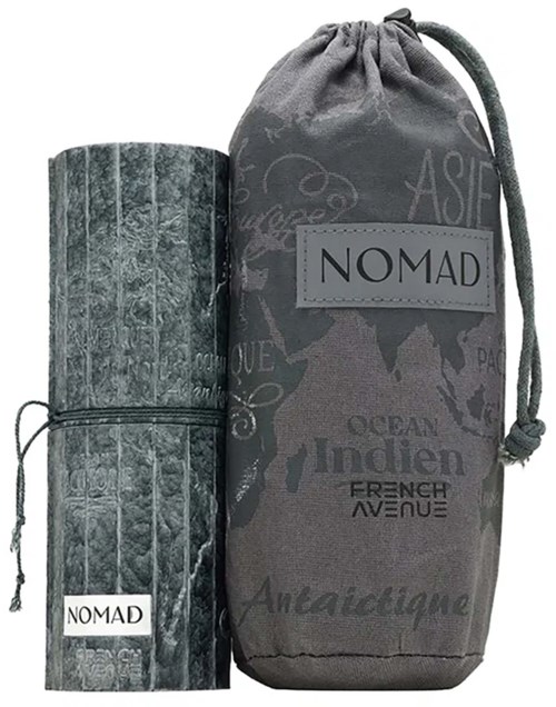 Ein aufgerollter Teppich mit einer grauen Tasche beschriftet NOMAD, verziert mit Weltkarte und Reisesprachen.