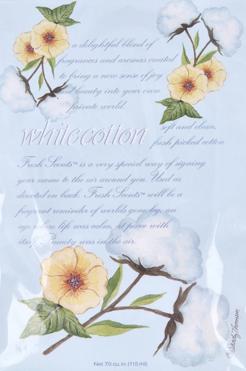 En mjuk, ljusblå bakgrund med gula blommor, bomullsplantor och handskriven text om bomulls egenskaper och doft.