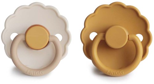Twee speentjes, een wit en een goudkleurig, met bloemvormige schilden en ronde handvatten.