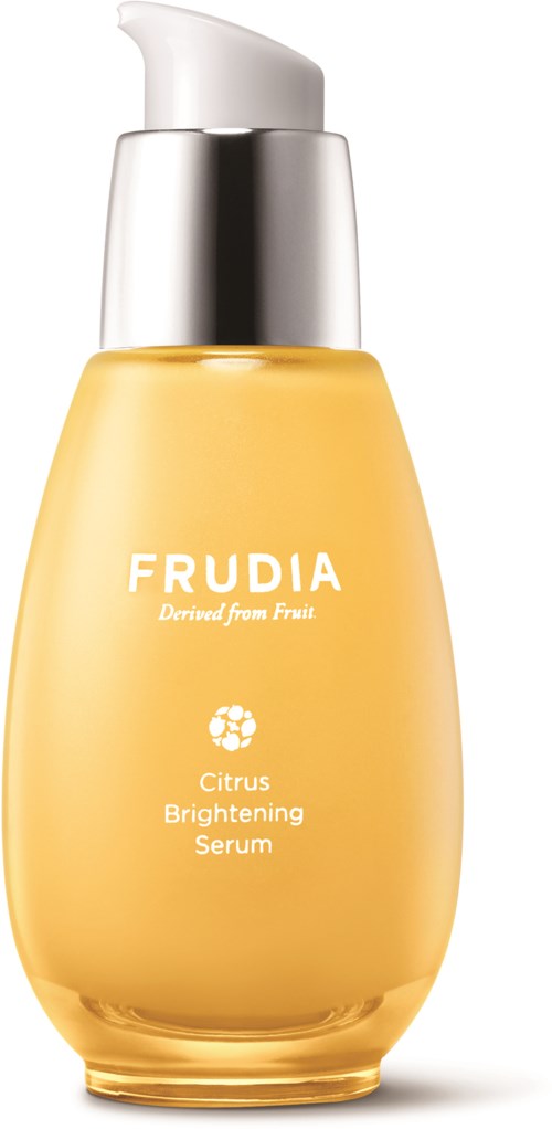 En gul flaske med sølvlokk merket 'FRUDIA' og 'Citrus Brightening Serum' for hudopplysning.