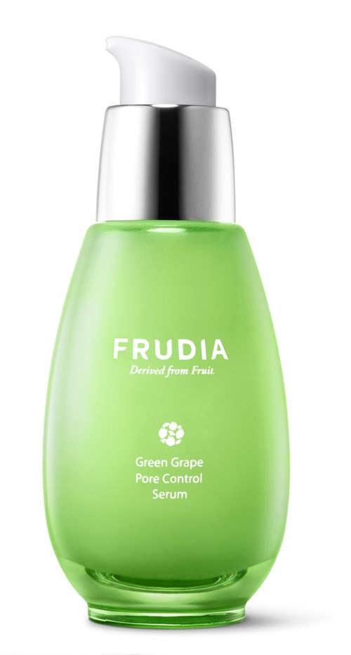 Grüne Flasche mit silberner Pumpe, beschriftet 'FRUDIA Green Grape Pore Control Serum.'
