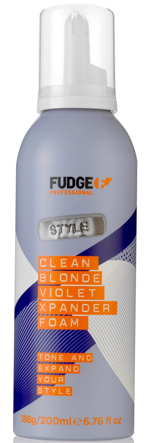En sprayburk märkt FUDGE style, avsedd för rengöring av blonda, med orange och blå text på silverbakgrund.