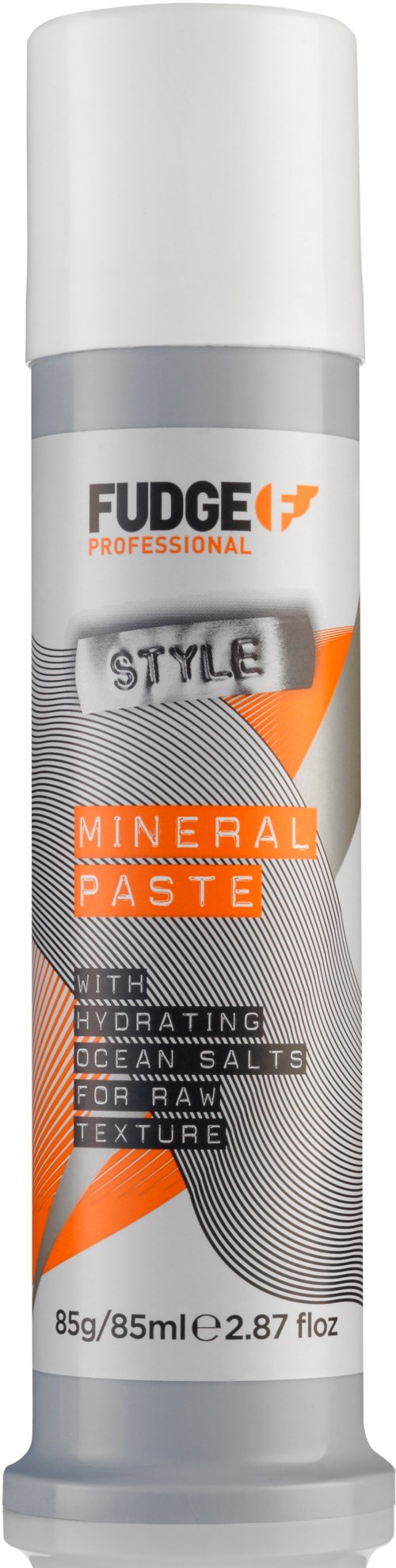 En hvit og grå sylindrisk tube med mineralpasta for hårprodukter med oransje detaljer. Den er merket som Fudge Professional Style Mineral Paste.
