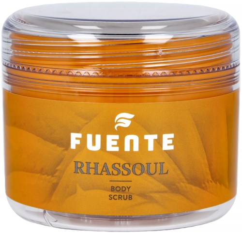 En rund behållare med Rhassoul kroppsscrub från Fuente, med ett genomskinligt lock och orangefärgad scrub inuti.