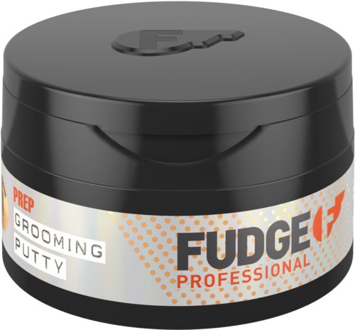 En svart rund behållare med lock. Den har orden FUDGE PRO och grooming putty på etiketten.