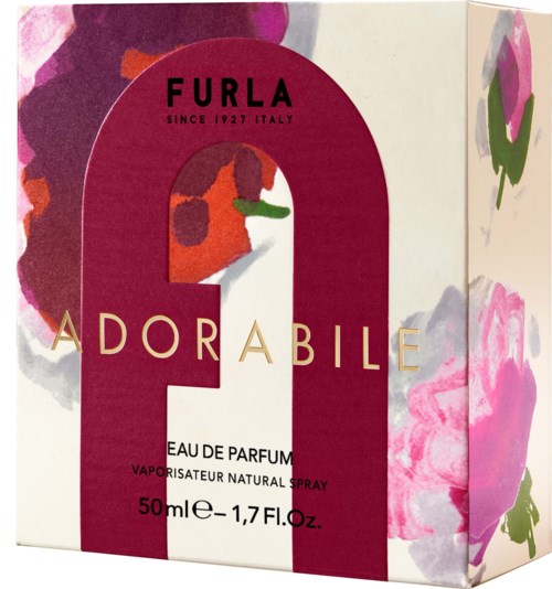 Pudełko perfum z różowym literą 'Q' i kwiatowymi wzorami, wskazuje na włoską markę Furla od 1927 roku.