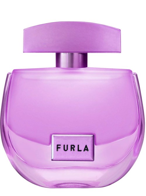 En lila parfymflaska med rund kropp och stor, plan toppkapsel. Etiketten säger 'FURLA'.