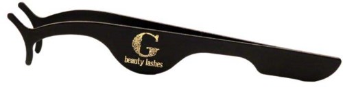 Svarta glasögon med en logo som säger "beauty lashes" i guldfärg, formade som ett band på svart bakgrund.