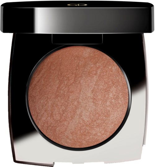 En rund makeup-rouge i en portabel svart kompakt med ett glänsande lock.