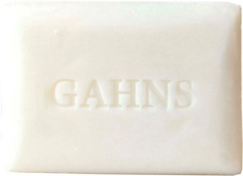 Ein weißes Seifenstück mit dem Wort "GAHNS" eingraviert.