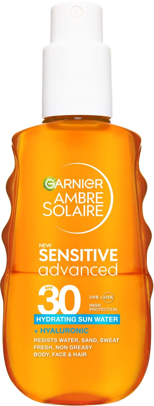 Orangene Flasche mit weißem Sprühkopf, Beschriftung Garnier Ambre Solaire Sensitive Advanced SPF 30, für Hautschutz.