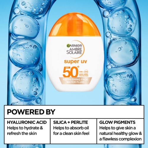 Eine Sonnencreme mit SPF 50, umgeben von blasenförmigem Wasser und Wasserhintergrund.