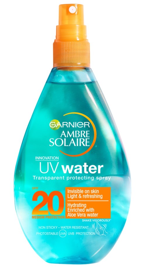 Blå sprayflaska med orange lock, märkt Garnier Ambre Solaire UV vatten, ger SPF 20 skydd, med aloe vera.