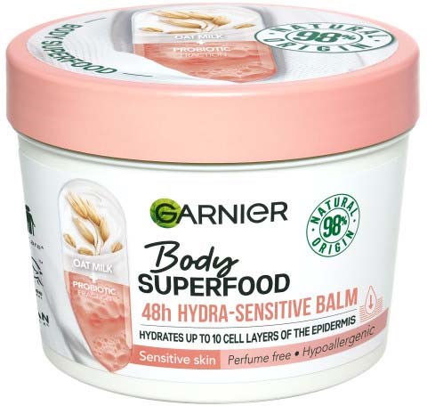 Hudvårdsprodukt i en burk med rosa lock, märkt Garnier Body Superfood, hydra-sensitiv balm, för känslig hud, med havremjölk.