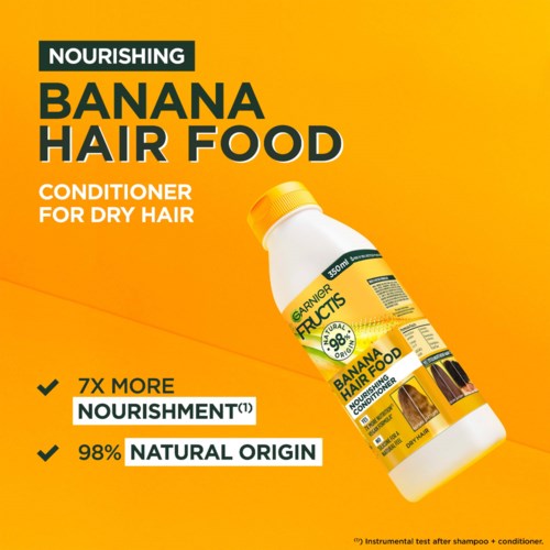 Gul bakgrunn med en hvit flaske med bananhårbalsam skråstilt. Tekst fremhever fordeler som "7x mer næring" og "98% naturlig opprinnelse."