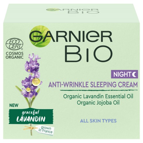 Zielone pudełko z lawendową rośliną, logo GARNIER BIO i informacje o kremie na noc przeciwdziałającym zmarszczkom, olejkach lawendowym i jojoba.