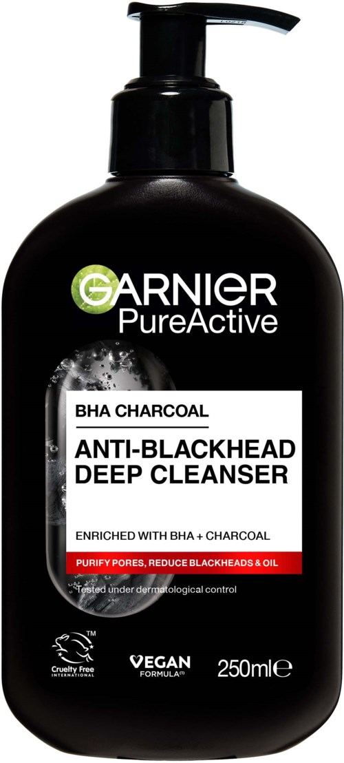En svart flaska med pump, märkt Garnier PureActive BHA Charcoal Anti-Blackhead Deep Cleanser. Innehåller kol. Vegansk.