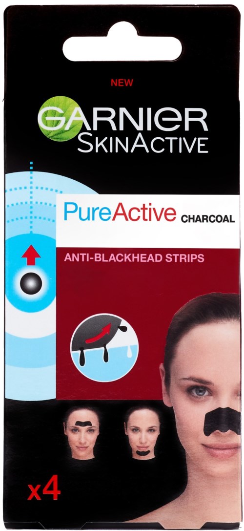 Charcoal anti-blackhead strips från Garnier för ansikte, med en kvinna som använder remsan på näsan.