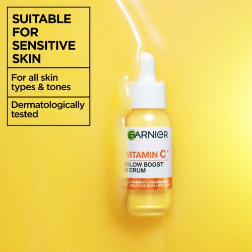 Garnier Vitamin C -seerumipullo tiputellolla kirkkaalla keltaisella taustalla, korostaen herkkää ihoa ja ainesosia.