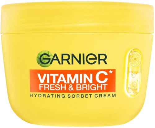 Ein gelber Behälter mit Garnier Vitamin C feuchtigkeitsspendende Sorbettcreme mit Zitronenbild.