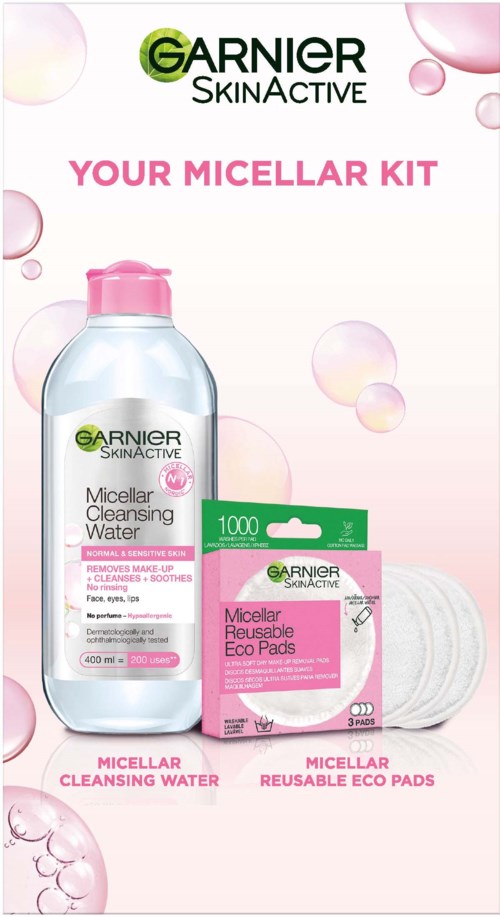 En hudpleiesett med micellar rensende vann og gjenbrukbare øko-puter fra Garnier SkinActive. Rosa og grønt emballasje.