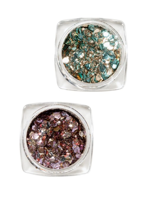 Zwei kleine Behälter mit funkelndem, buntem Glitter. Einer hat blauen und silbernen Glitter, der andere rosa und lila Glitter.