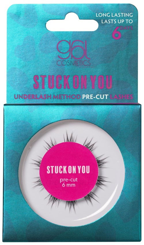 Opakowanie sztucznych rzęs z nazwą "Stuck On You," rozmiar 6 mm, różowe kółko, na niebieskim tle.