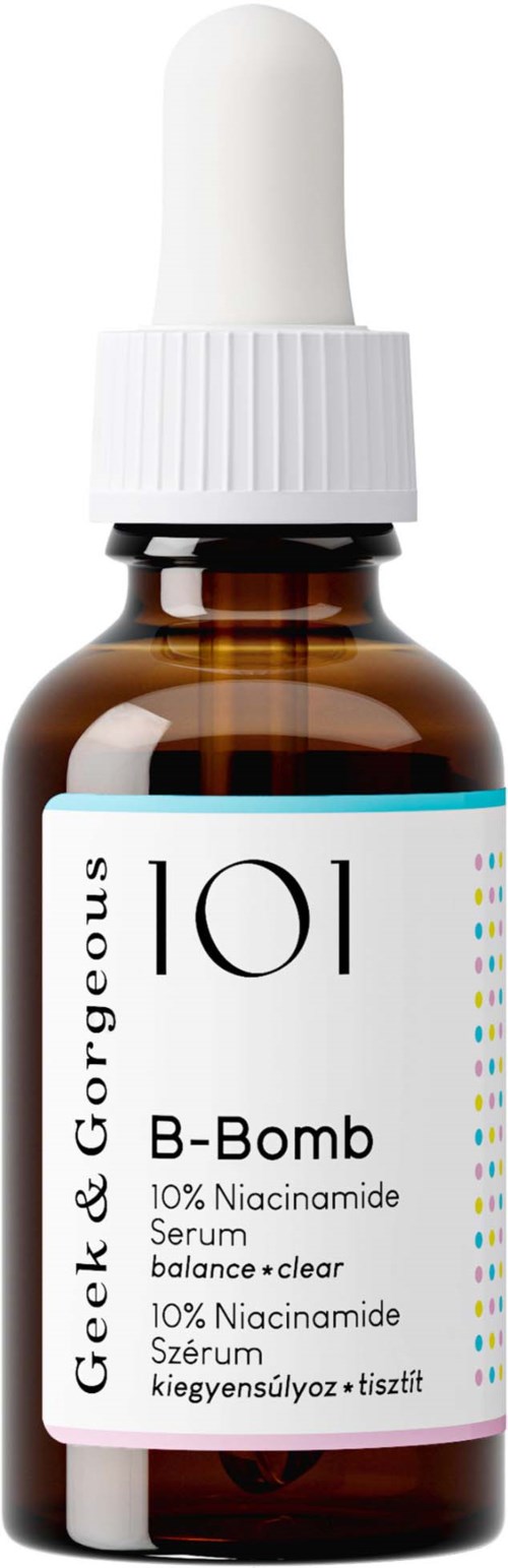 En brun glasflaska med en vit droppkork. Den har en etikett med namnet 'B-Bomb' och nämner niacinamid serum.