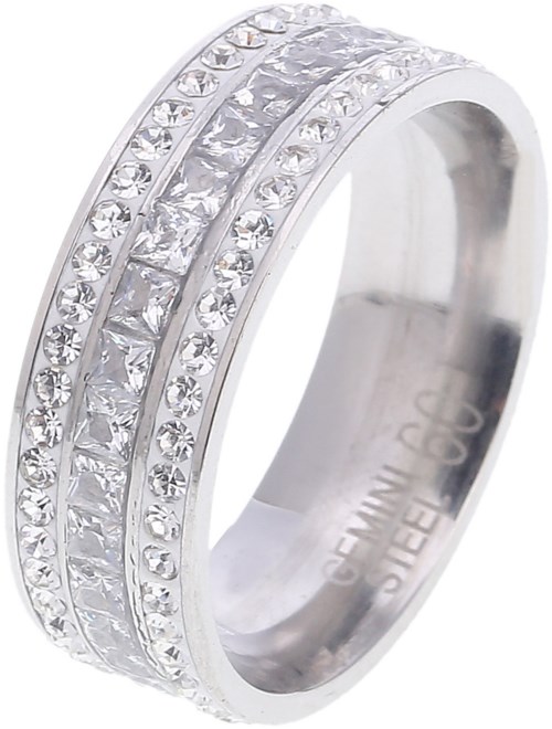 En skinnende sølvring dekorert med små diamanter, med flere rader av steiner rundt ringen.