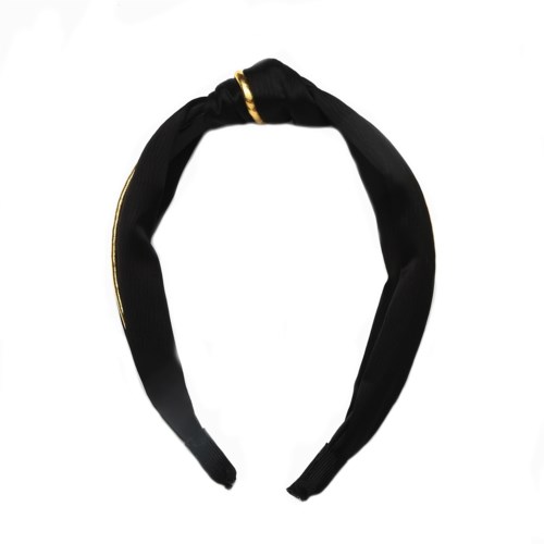 En svart hårband med gulddetalj, enkel och stilfull accessoar för håret.