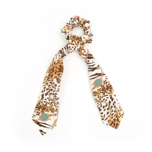 En scarf med leopard- och zebra-mönster, knuten med små dekorativa mynt eller charms.