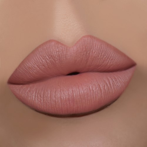 Närbild av fulla, rosa läppar med jämn hud och subtil makeup. Fokus på läpparnas form och textur.