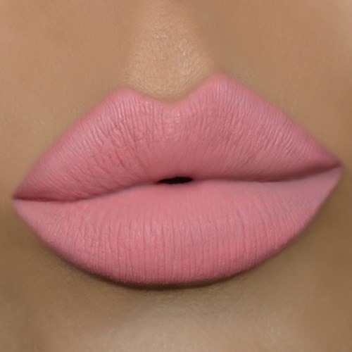 Rosahårda läppar med slät hud som visar en liten öppning. Närbild på munområdet.